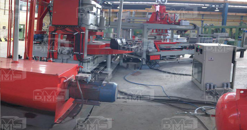 Curb production machine with wet press method